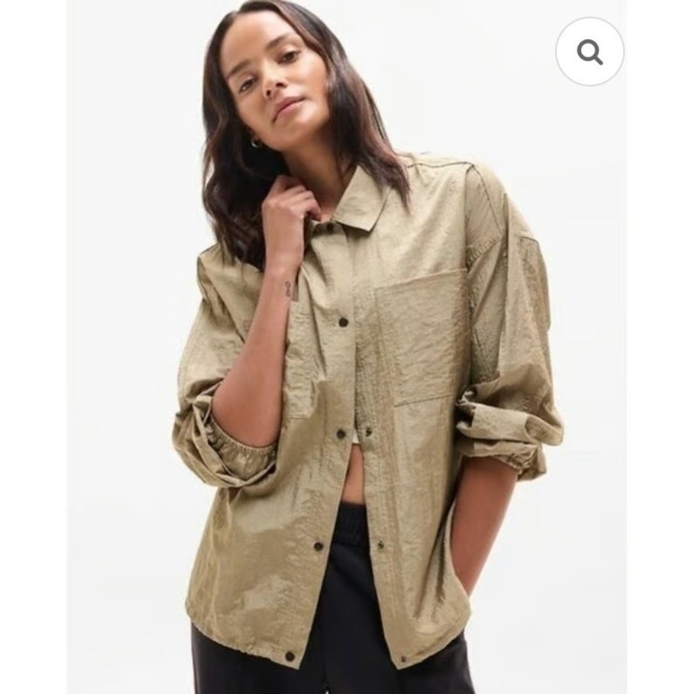 NWOT Athleta Lunar Sheen Shirt Color Brownstone Beige Shirt Corp travel‎ Size M